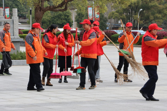 让陵园干净整洁 让英烈精神长存——恒创集团“红领”志愿服务队在行动359.png